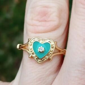 NEW Gold and Green Heart Vintage Ring with Sun Detail Bohemian Retro Size 7